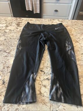 Nike Black Capri Leggings with Gray Accent Panels size Medium
